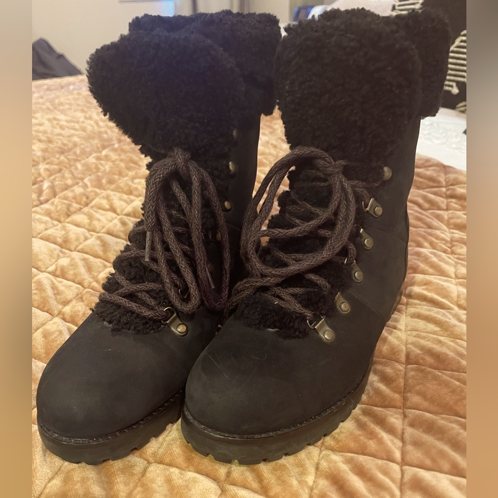 NEVER WORN UGG SHERPA LINED BOOTS